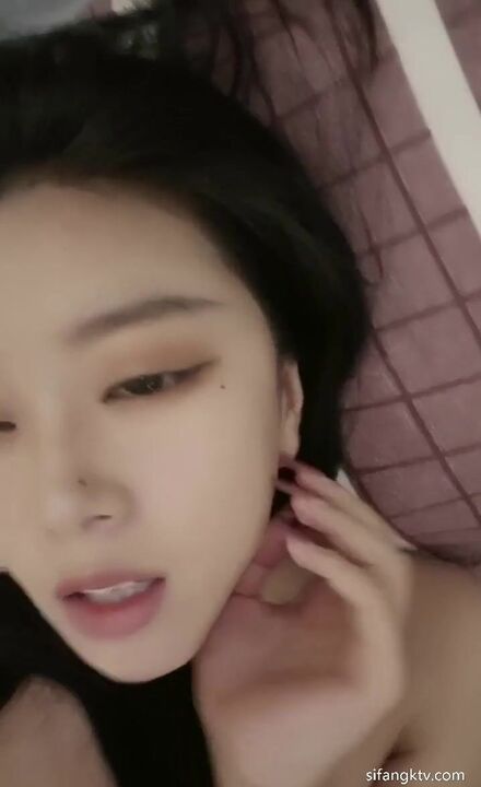 Licking And Fingering Her Pussy while she moaning 