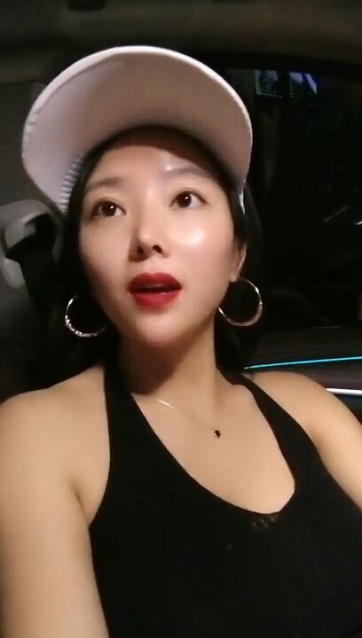 Horny woman seduced stranger to fuck in car 