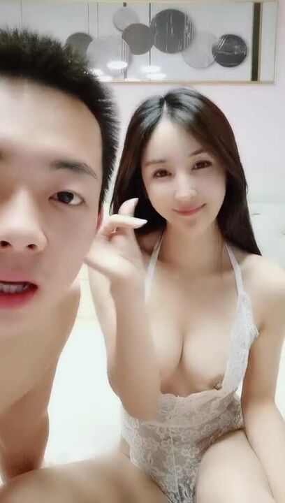 Sexy internet celebrity sex with her boyfriend 