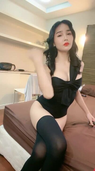 Horny woman wearing black stocking who got squirt orgasm 