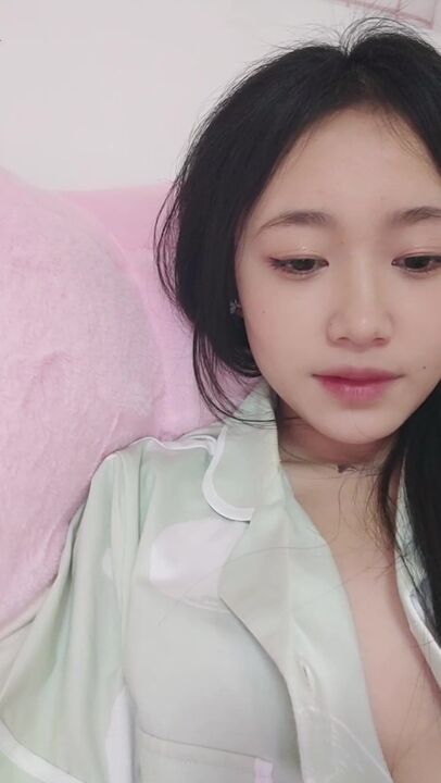 Pretty streamer masturbated on live to satisfy her sexual desire 