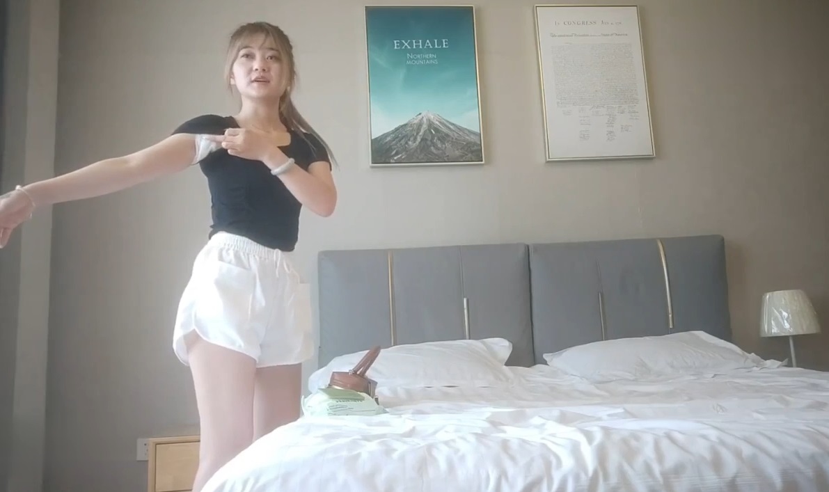 Hookup a gold digger who has a fake breasts 