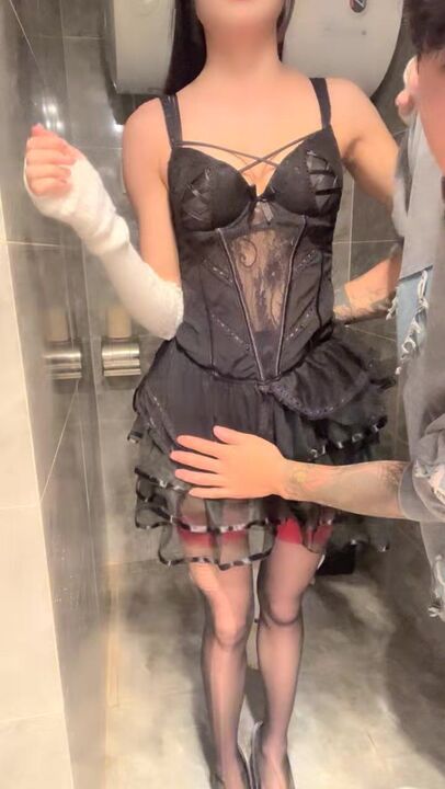Having sex with perfect girlfriend in toilet 