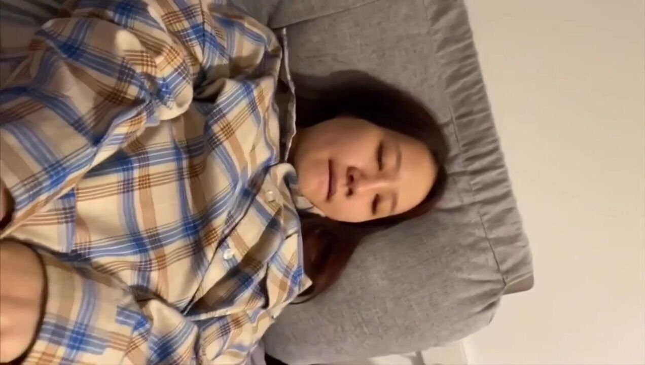Fingering and using vibrator to fuck horny girlfriends pussy 