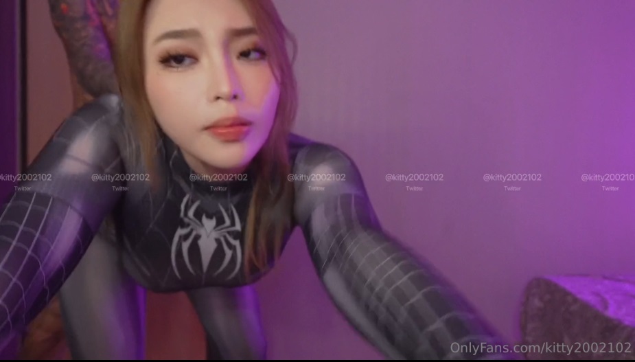 Fucking and cumshot in hot spider-womans mouth 