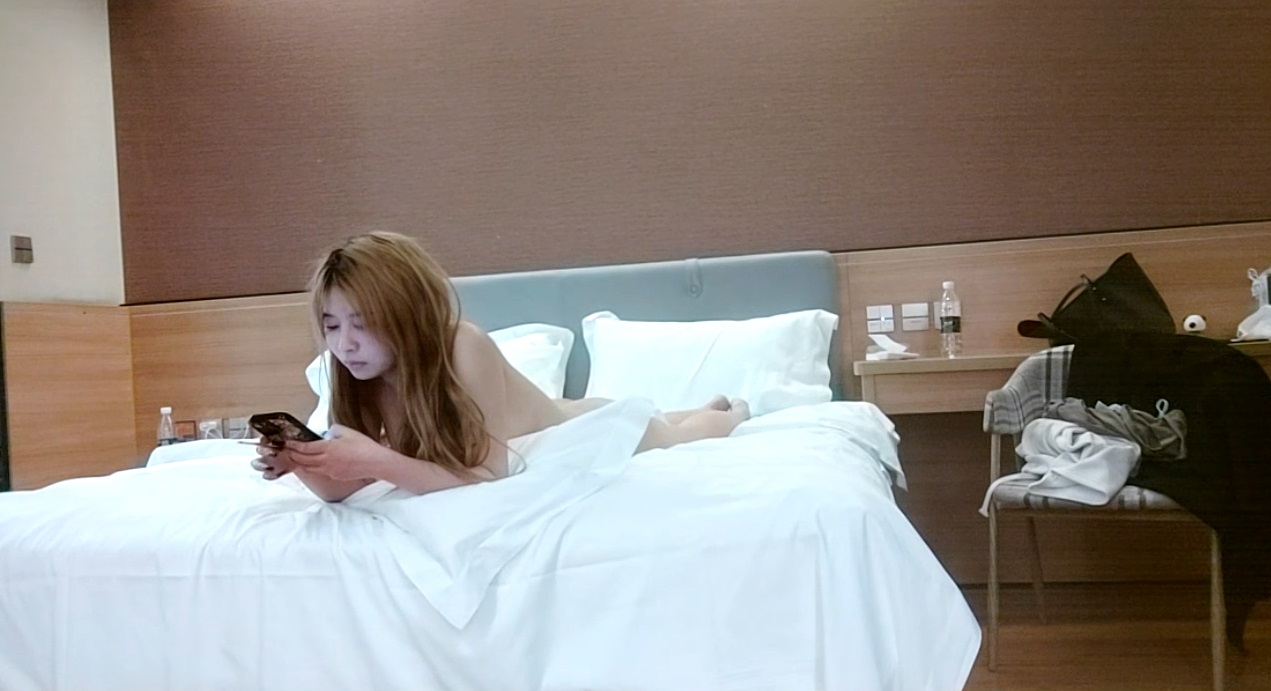 ⁣Hookup a blonde-hair girl and cum one more shot 