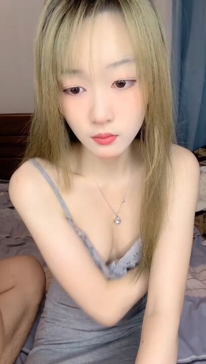 Fair-skin girls follows netizens instruction to have sex 