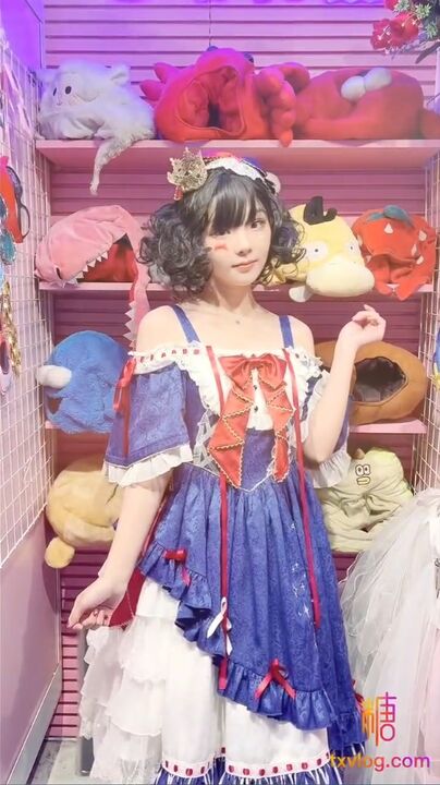 Cute Snow White got fucked for attracted more fans 