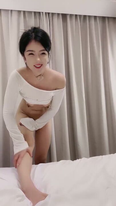 ⁣Lesbian streamer found her best friend to have sex 