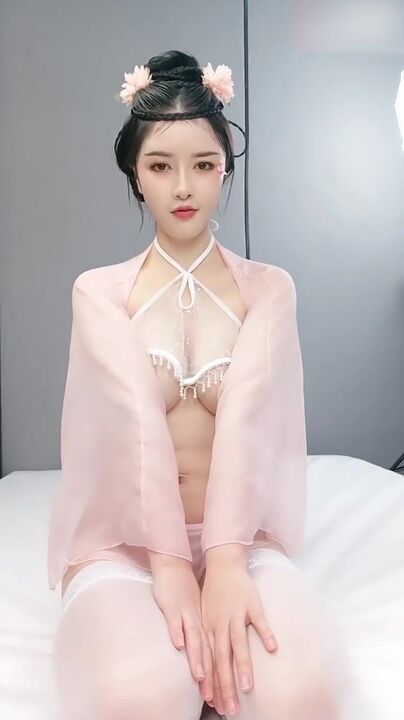 ⁣Horny slut in traditional costume and black stocking rides on dick 