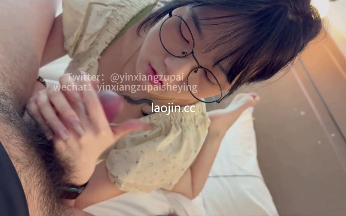 ⁣Innocent college student with glasses was shy when she was eating cock 
