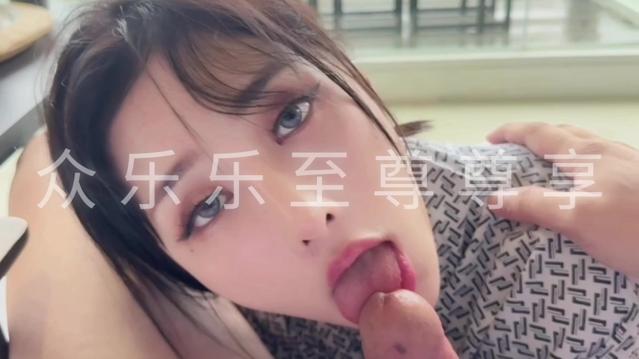 ⁣Pretty and innocent girl eats my cock 