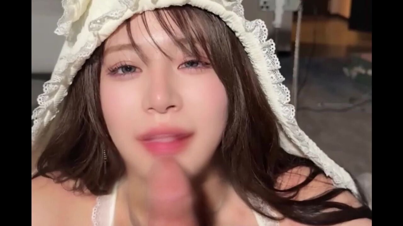 ⁣Cute and busty girl got squirting orgasm 