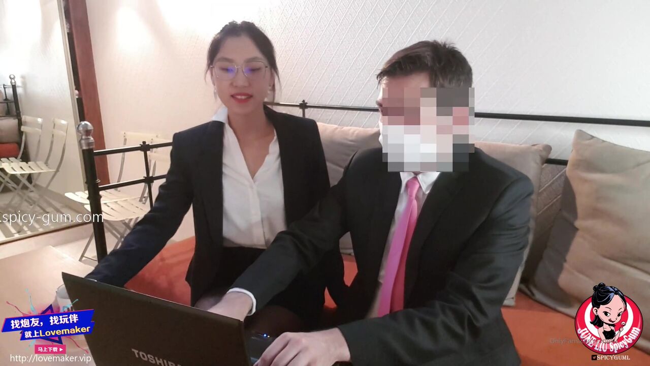 ⁣Sexy and slutty OL trained her male subordinate in the office and fo*** him to cum 