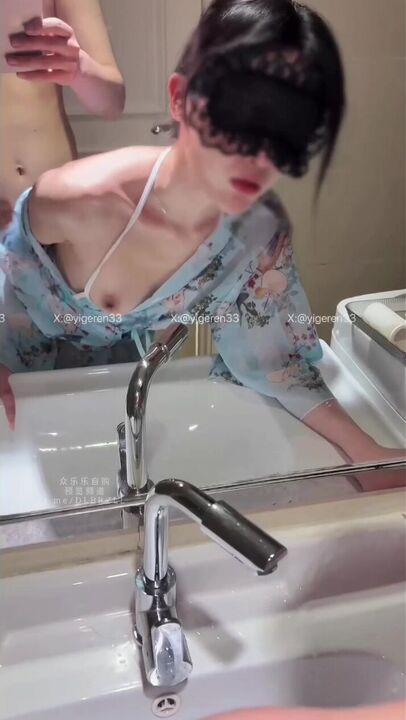 ⁣Innocent girl in kimono keeled down and gave him oral sex, having doggy fucking in front of mirror 
