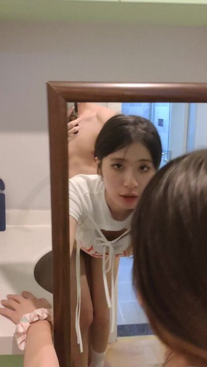 ⁣Doggy fucking lovely girlfriend in front of mirror 