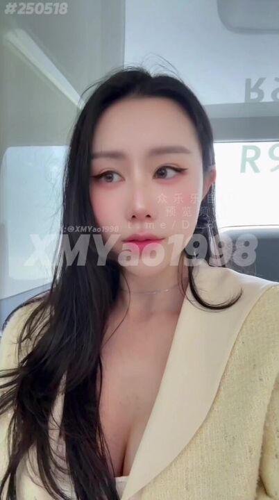 ⁣Elegant girl helps her boyfriend jerking off on bus 