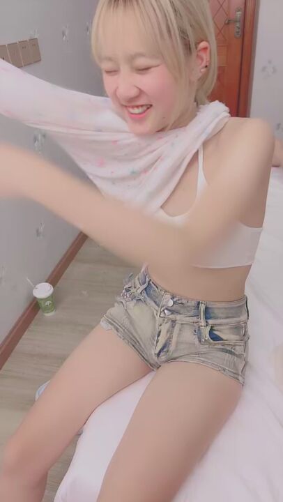 ⁣Te*** girls with sexy legs and tight hairless pussy was fucked hard by the men 
