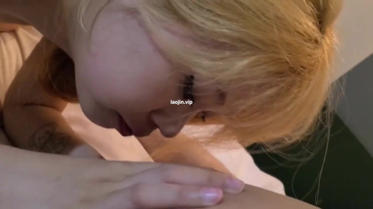 Hookup a girl with blonde-hair who is good at oral sex 