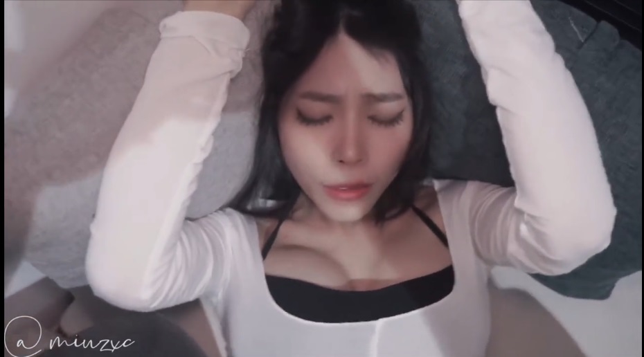 Creampie a pretty Vitnamese beauty in ripped jeans 