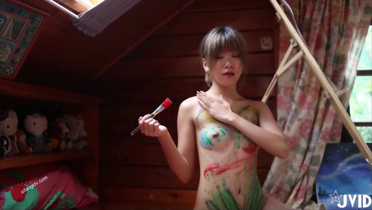 Taiwanese girl who uses her body to paint a picture 