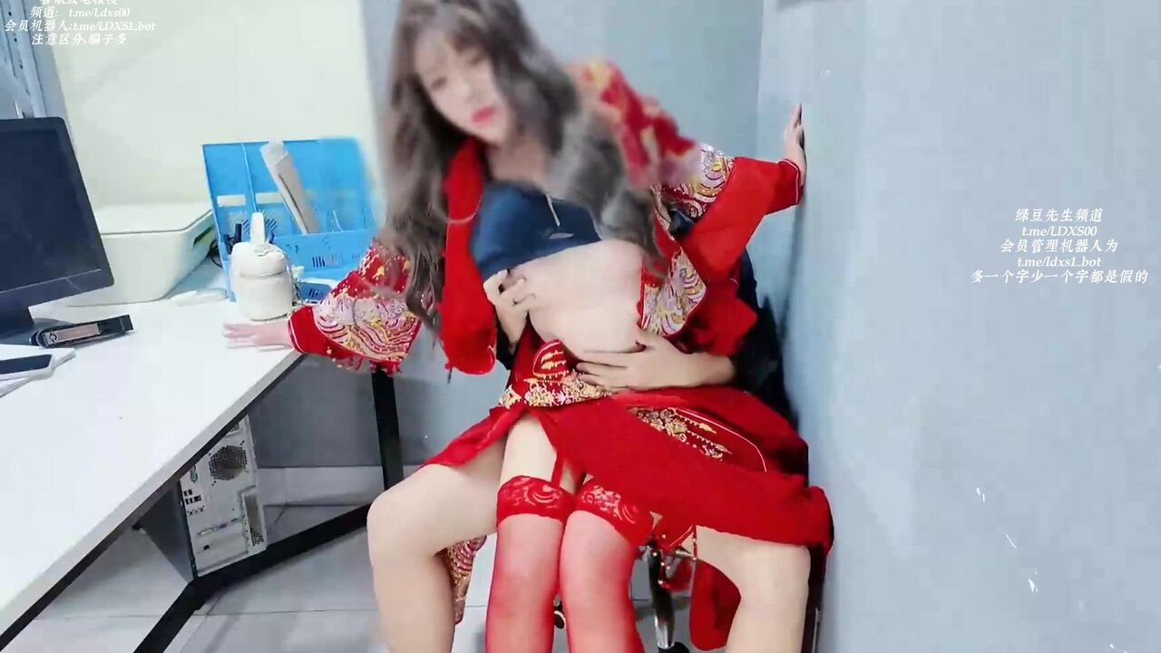 ⁣Having sex with aunt in wedding dress in office 
