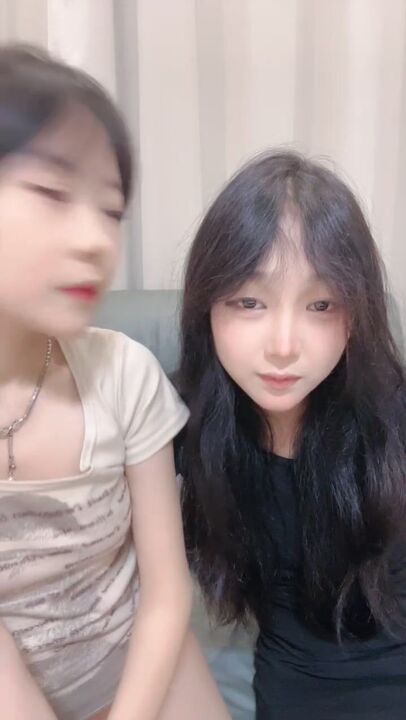 ⁣Having 4P intense sex with two fair-skin te*** girls 