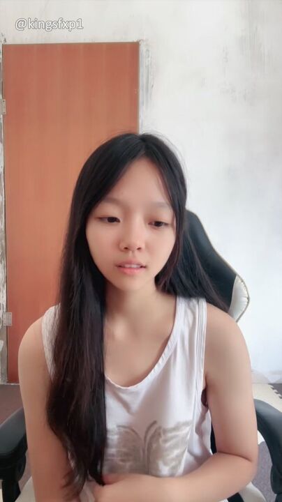 Innocent te*** girl splits her legs and masturbates [1] 