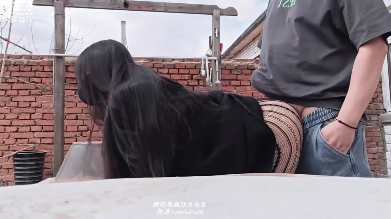 Took my girlfriend back to my hometown and had sex in the yard 