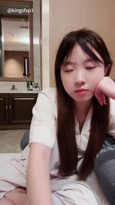 ⁣Pure girl seduces her boyfriend to fuck her in hotel 