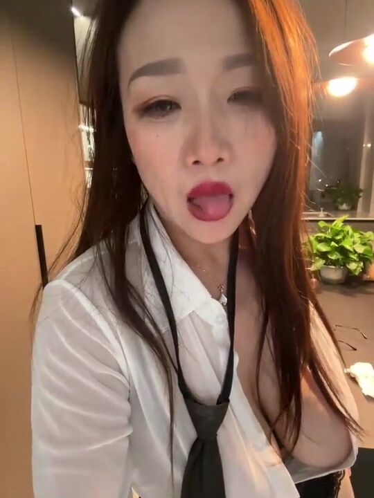Slutty and busty woman wants a big and strong dick 