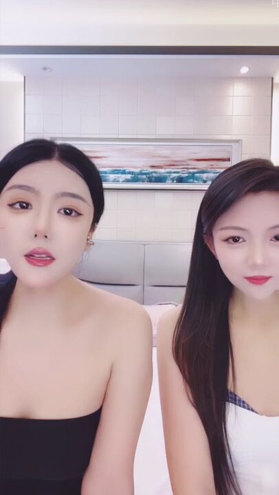 ⁣Horny bestie having 3p sex with her friend with benefit 