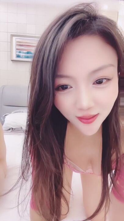 ⁣Black stockings streamer moaned continuously during live sex broadcast 