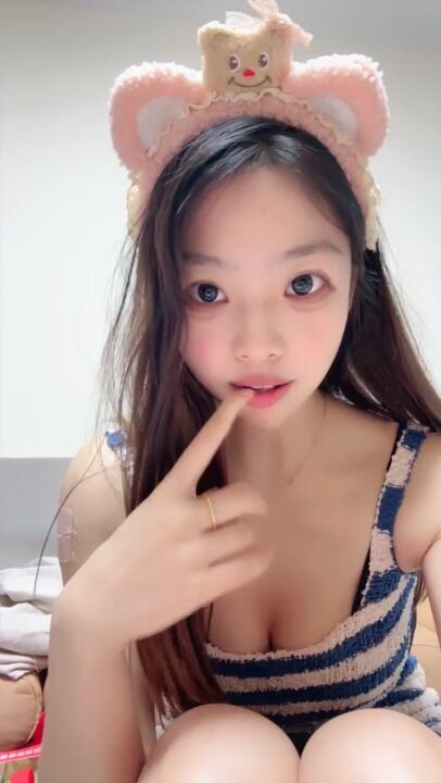 ⁣My mischievous girlfriend with her cute headband makes me want to fuck her every day. 