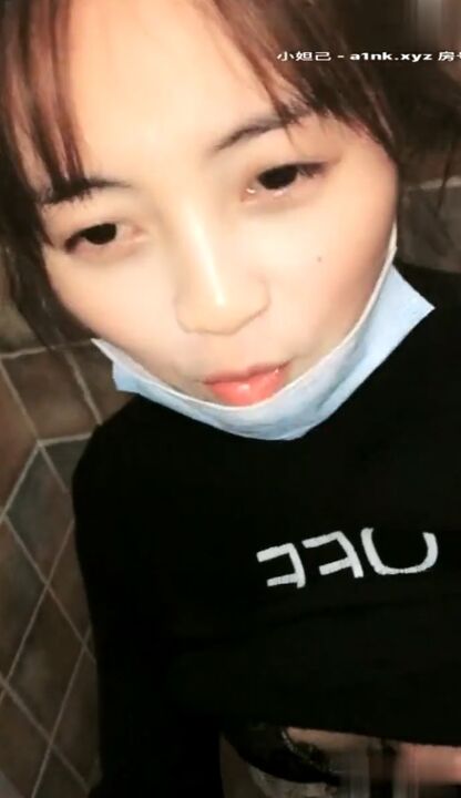 Secret sex with pretty girl in KTV toilet 