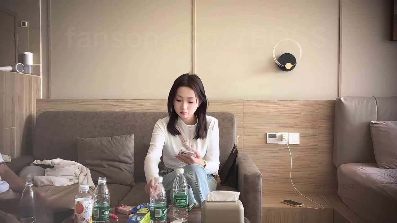 約炮一個膚白奶子軟的美女護士 從後操她雙奶晃不停