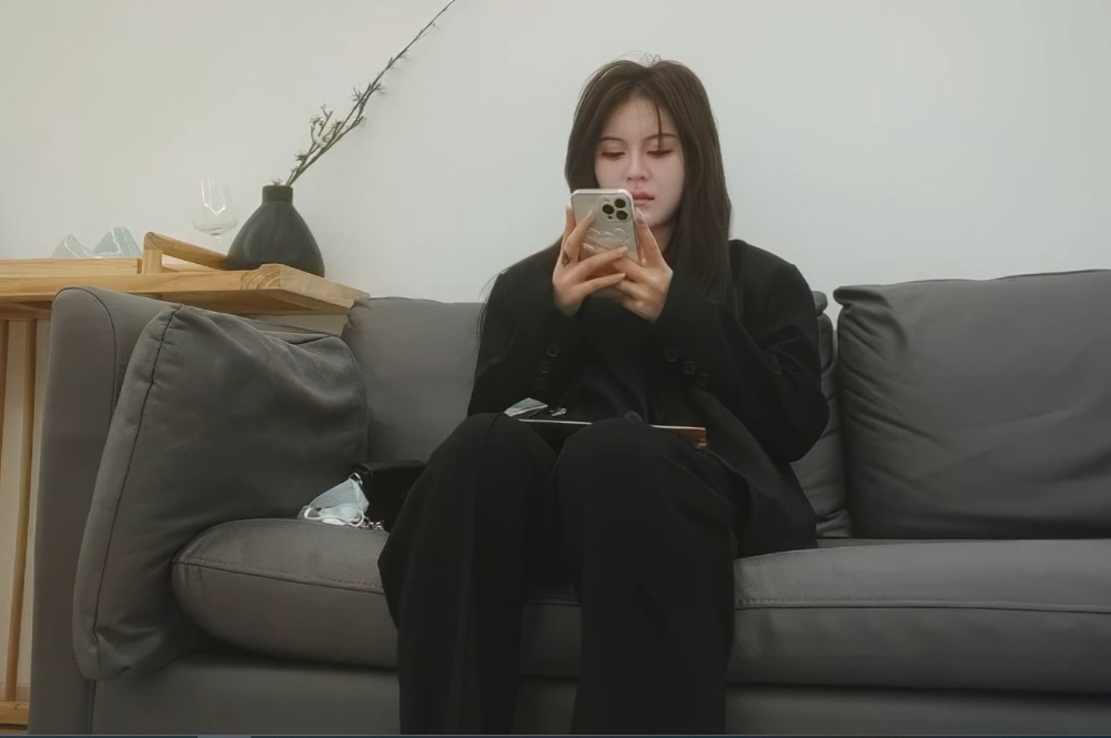 Woman wore black stockings got fucked hardly so she cried 