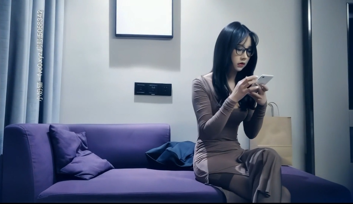 Fucking horny bitch when she was answering phone with boyfriend 