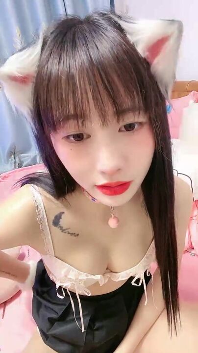Cute live streamer with cat eyes gives her boyfriend a blowjob 