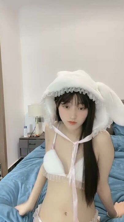Innocent and cure girlfriend turns to slutty on bed, and her love juice is dripping out 