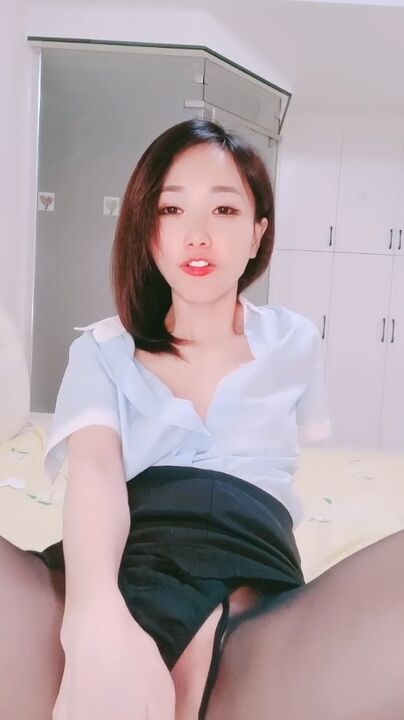 Horny OL got fucked hardly and masturbated to orgasm 