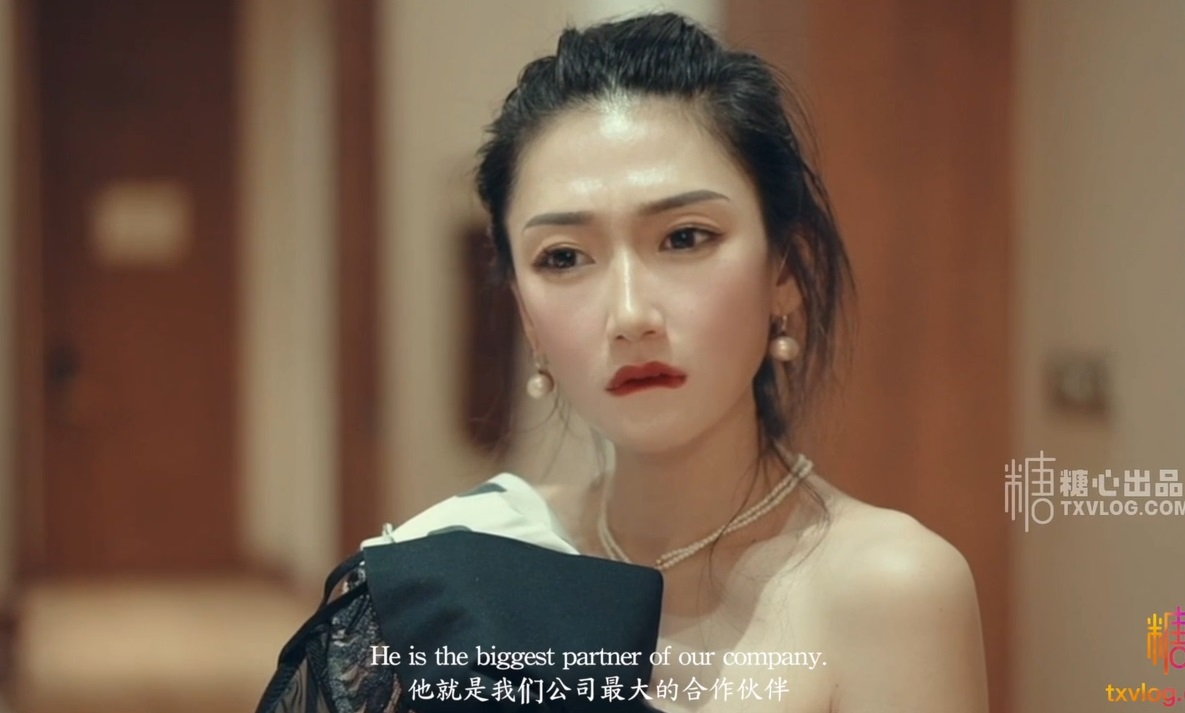Pretty babe seduced client for getting promotion 