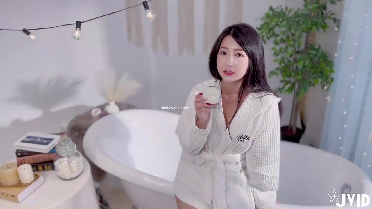 Busty girl seduced in bathtub 