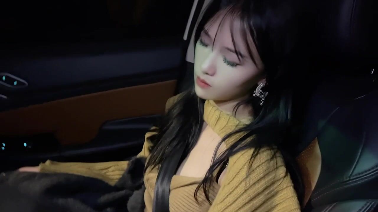 Taxi driver uses sex potion to fuck pretty passenger 