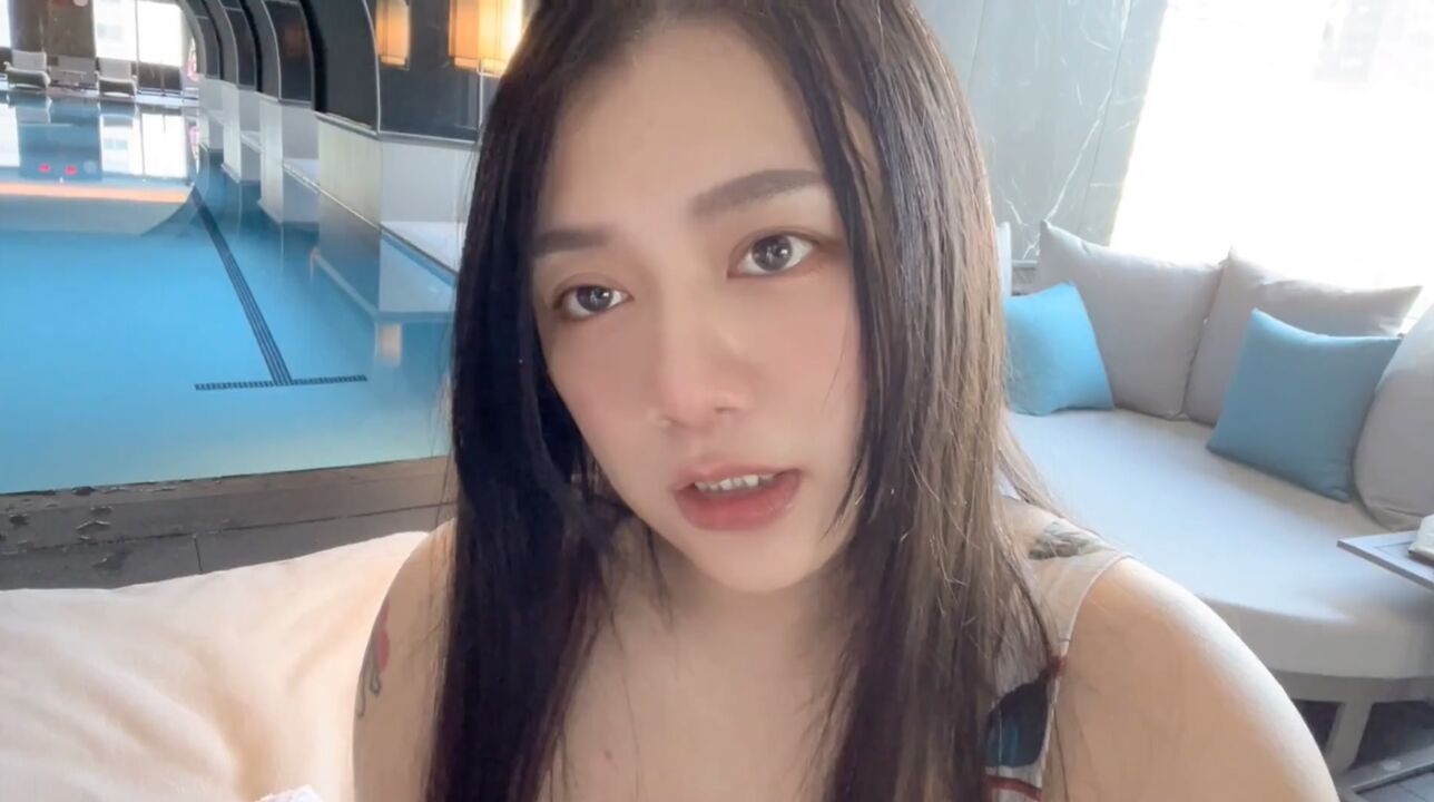 Pickup a babe from hotel swimming pool 