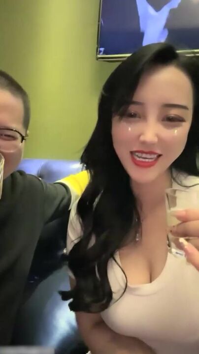 Having sex with hot streamer in KTV VIP room 