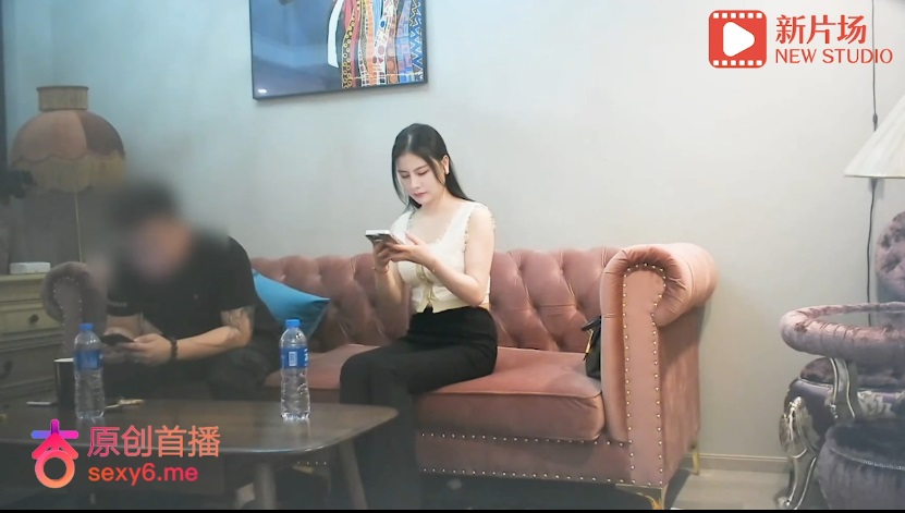Fucking fair-skin live streamer who has a pink nipples 