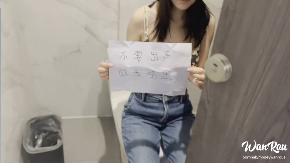 Meet a fair-skin girl in toilet and lets me put my dick in her mouth 