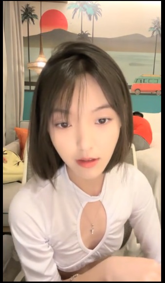 Split legs fucking sweet short-hair girl 