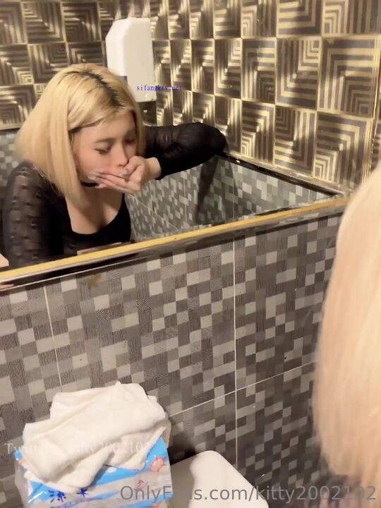 Sex with hot babe in public toilet, discovered from other and knocked the door 